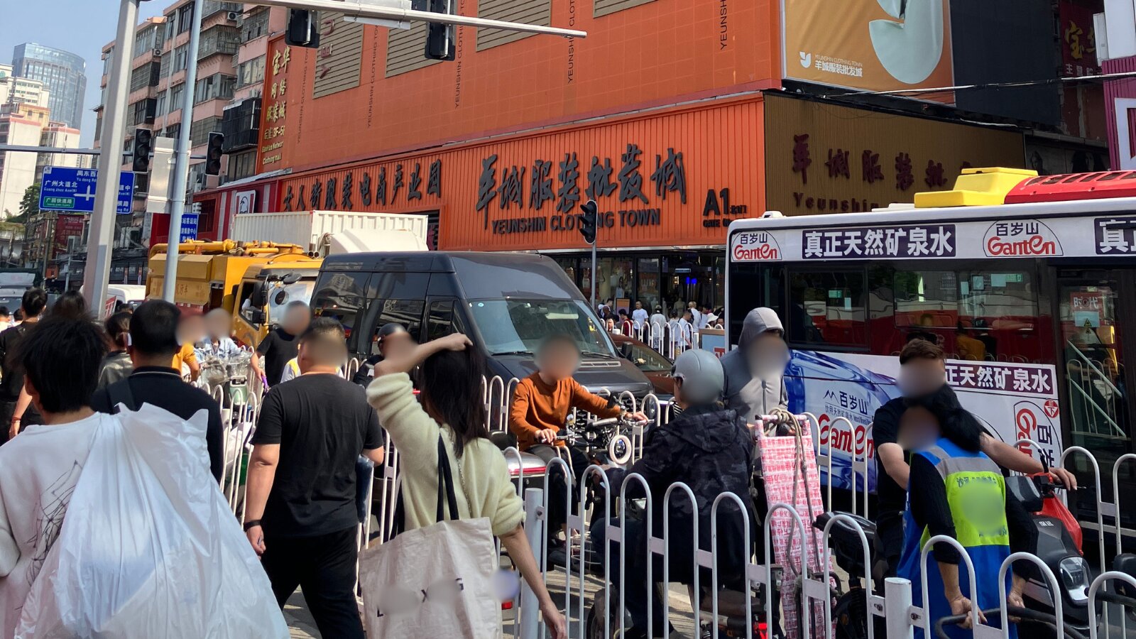 広州・羊城服装城の外観。卸売市場の前を行き交うバイヤーと荷物